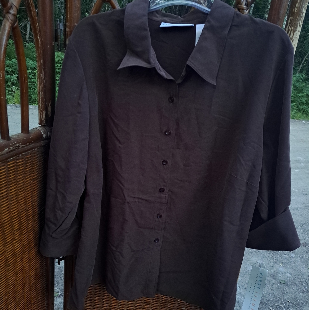 First Issue a Liz Claiborne company New Shirt size 2💐🏵🌼🌻